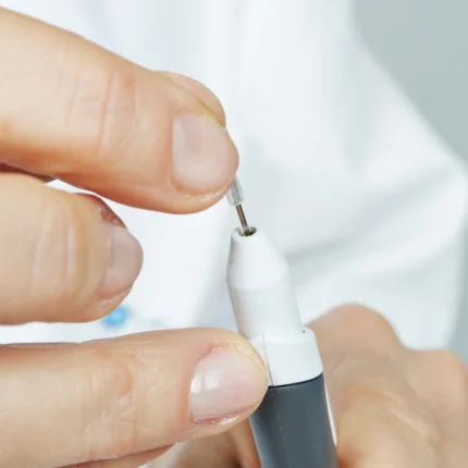 Встановлення голки SOFTOUCH в тримач апарату для електроепіляції